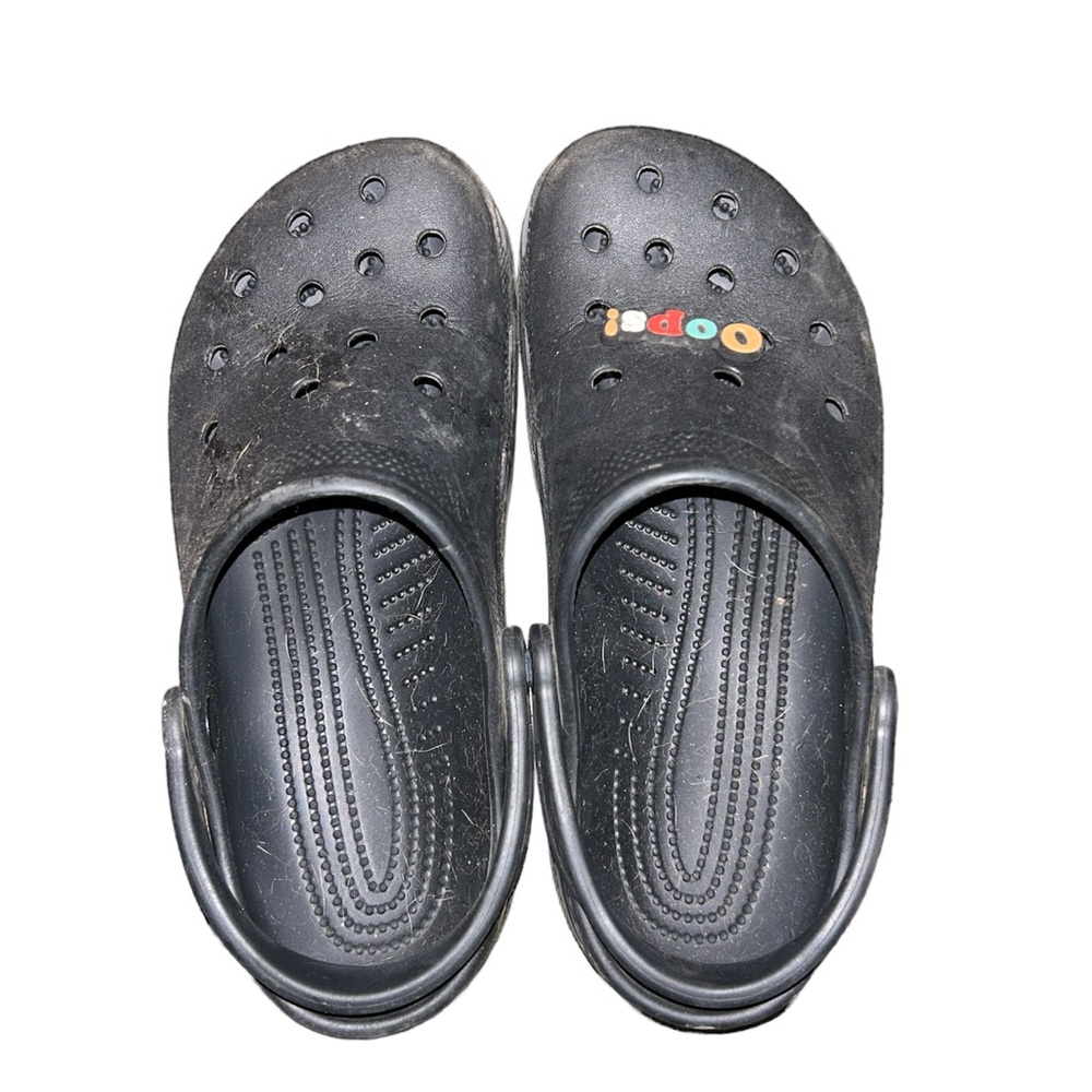 Original size 8 black womens crocs come with one jib